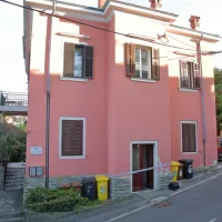 Petardo je v petek popoldne razneslo na vratih stanovanja v prvem 
nadstropju  vile, v kateri ima sedež tudi krajevna skupnost 
Žusterna. 
