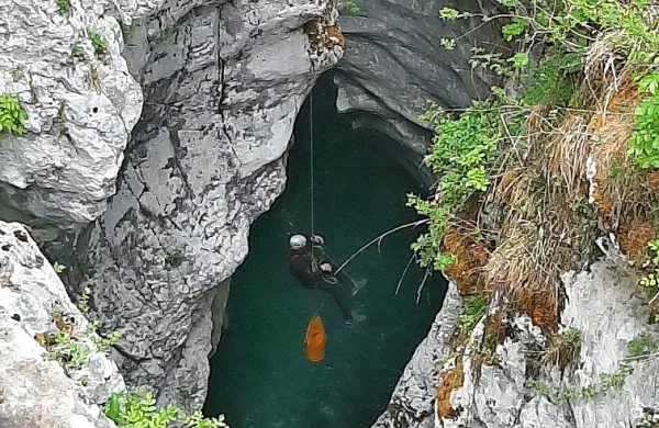  Mladega Poljaka so včeraj in v soboto v Velikih koritih iskali 
policisti, gasilci in gorski reševalci.