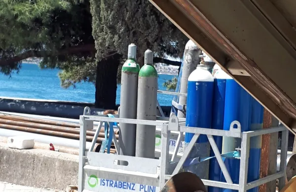 Jeklenke s tehničnimi plini potrebujejo tudi na marsikaterem 
gradbišču.