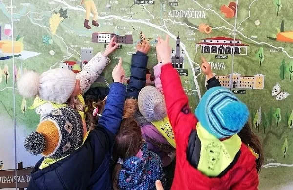 Najmlajši so v okviru projekta Mladost na burji pred  izbruhom 
epidemije spoznavali domače mesto in obiskali tudi TIC Ajdovščina. 