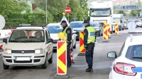 Prehajanje državnih mej je uradno zrahljano, za marsikatero 
kategorijo prebivalcev pa je najmanj tako težavno kot pred 
omilitvijo ukrepov.