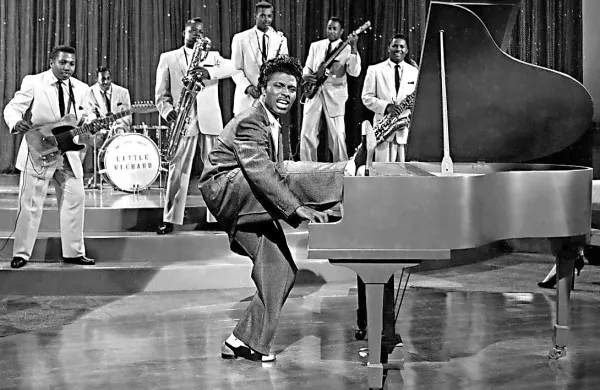 Little Richard je sredi petdesetih let prejšnjega stoletja naskočil klavir kot še nihče doslej. 