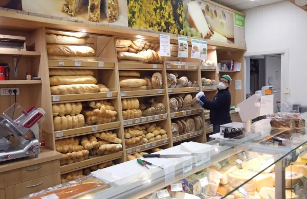 Trgovci so za ohranitev sedanje ureditve, ko so trgovine lahko odprte 20 nedelj v letu, nedeljsko delo 
zaposlenih pa boljše plačano. 