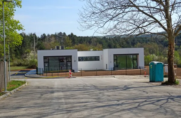 Novemu vrtcu z dvema oddelkoma v Materiji bodo nadeli še 
pisano fasado, jeseni pa bo sprejel otroke in vzgojiteljice. 