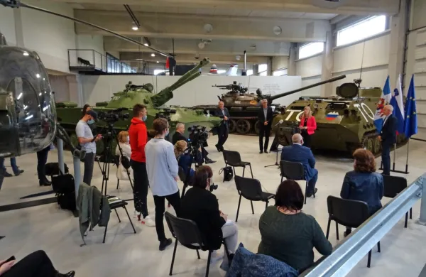 Predstavitev so pripravili ob upoštevanju omejitev zaradi koronavirusa - z razmakom med stoli in z maskami. 