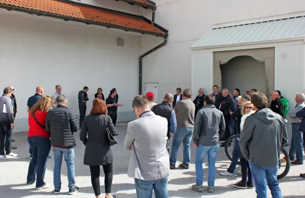 Na sestanku s predstavniki občine glede problematike NUSZ se je 
na dvorišču podjetja Unika zbralo okrog 50 podjetnikov.  