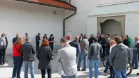 Na sestanku s predstavniki občine glede problematike NUSZ se je 
na dvorišču podjetja Unika zbralo okrog 50 podjetnikov.  