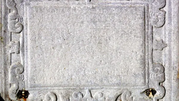 



Zelo zabrisan napis na nagrobni plošči Ferdinanda Posarellija. 