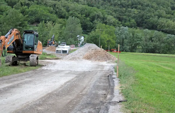 Občina Ajdovščina v okviru projekta Grevislin gradi protipoplavni 
nasip na občinski cesti med Potočami in  Brjami. 