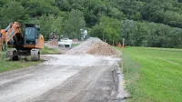 Občina Ajdovščina v okviru projekta Grevislin gradi protipoplavni 
nasip na občinski cesti med Potočami in  Brjami. 