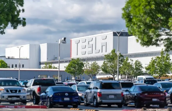 Podjetje Tesla Elona Muska je še edini proizvajalec avtomobilov v 
Kaliforniji.