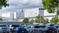 Podjetje Tesla Elona Muska je še edini proizvajalec avtomobilov v 
Kaliforniji.