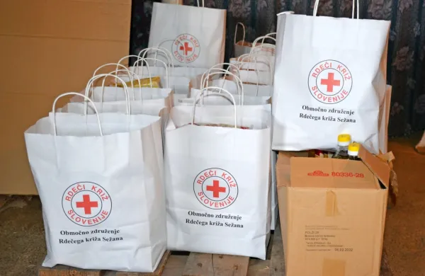 V tem in prihodnjem tednu bodo prostovoljci sežanskega Rdečega 
križa med občane razdelili 32 paketov. 