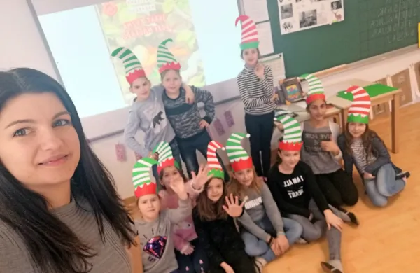 Suzana Poropat  s svojimi učenci. Fotografija je nastala pred 
marcem, v času običajnega pouka v učilnicah.