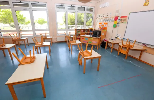 V razredu bodo morali učenci ves čas preživeti na varnostni 
razdalji, iz učilnic ne bodo smeli niti med odmorom. 