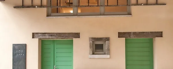 Stara lesena lestev je postala ograja.