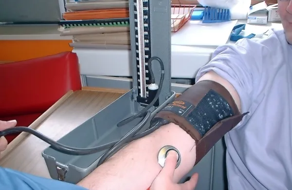 Ob kontrolah pri zdravniku si mora hipertonik vsak dan še sam 
doma meriti krvni tlak in meritve zapisovati.   