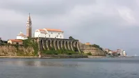 Stolna cerkev Sv. Jurija in znameniti oboki, ki so sestavni del 
temeljev. Župnik Zorko Bajc opozarja, da je deževje že ogrozilo 
varnost obokov, del grobnic pa se je dodatno posedel. 