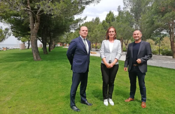 Piranski župan Đenio Zadković, Silvana Ilić Topić iz družbe Terme 
Krka in Gašpar Gašpar Mišič, direktor Okolja Piran, so predstavili 
prenovljeno plažo sredi Krajinskega parka Strunjan. 