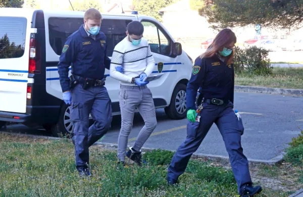 Kola Lleshaja (na fotografiji med pravosodnim policistom in 
policistko)  so pred nekaj tedni iz pripora že pripeljali na sodišče. 
Na predobravnavnem naroku  krivde za očitke ni priznal, enako je 
storil tudi  Leontino Picaku.  Drugače se je odločil  Renild Gjonaj, ki 
pa je hkrati dejal, da je bil pijan.    