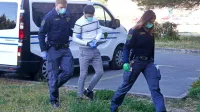 Kola Lleshaja (na fotografiji med pravosodnim policistom in 
policistko)  so pred nekaj tedni iz pripora že pripeljali na sodišče. 
Na predobravnavnem naroku  krivde za očitke ni priznal, enako je 
storil tudi  Leontino Picaku.  Drugače se je odločil  Renild Gjonaj, ki 
pa je hkrati dejal, da je bil pijan.    