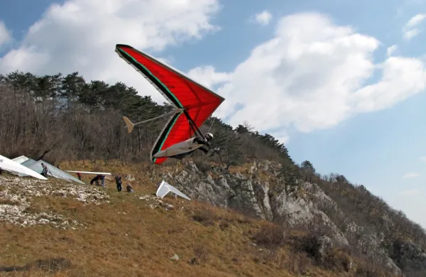 V  Vipavski dolini sta jadralno padalstvo in zmajarstvo   eni izmed 
bolj pomembnih športno-turističnih panog.