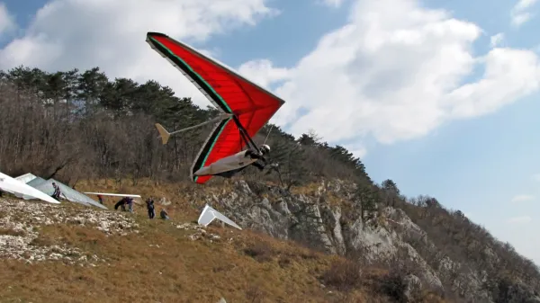 V  Vipavski dolini sta jadralno padalstvo in zmajarstvo   eni izmed 
bolj pomembnih športno-turističnih panog.