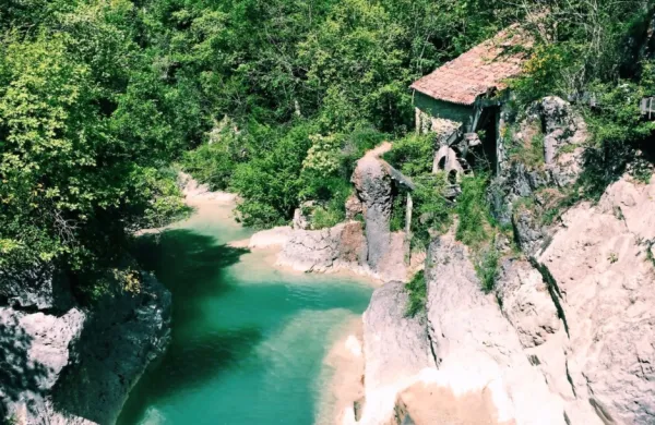 Avtorice so obdelale tudi nekaj naravnih znamenitosti. Na fotografiji  je reka Mirna, ki se v Kotlih zbira v   kotanjah, v katerih se 
lahko namakajo  obiskovalci in v času poletne sezone utegnejo biti 
zelo oblegani.