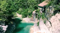 Avtorice so obdelale tudi nekaj naravnih znamenitosti. Na fotografiji  je reka Mirna, ki se v Kotlih zbira v   kotanjah, v katerih se 
lahko namakajo  obiskovalci in v času poletne sezone utegnejo biti 
zelo oblegani.