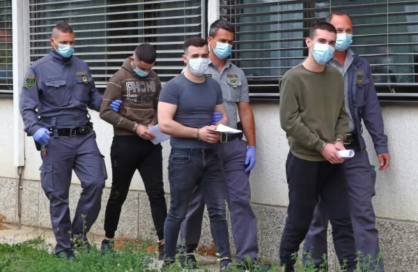 Trojica obtoženih Albancev je v sredo prvič skupaj sedla na 
zatožno klop koprskega okrožnega sodišča. Sojenje se je  v 
ponedeljek začelo prek video povezave iz zapora, v sredo pa 
nadaljevalo v sodni dvorani. 