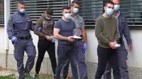 Trojica obtoženih Albancev je v sredo prvič skupaj sedla na 
zatožno klop koprskega okrožnega sodišča. Sojenje se je  v 
ponedeljek začelo prek video povezave iz zapora, v sredo pa 
nadaljevalo v sodni dvorani. 