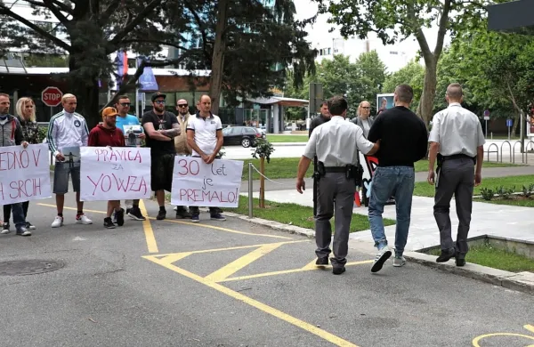 Jasmina Suljića je pred novogoriškim sodiščem pričakala skupina 
Bovčanov s transparenti, na katerih so pozivali k strogi kazni za 
smrt Romana Komaca.