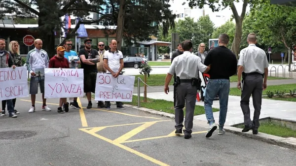 Jasmina Suljića je pred novogoriškim sodiščem pričakala skupina 
Bovčanov s transparenti, na katerih so pozivali k strogi kazni za 
smrt Romana Komaca.