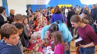 Izraz bazar je tujka iz Perzije, a je v slovenskem pravopisu