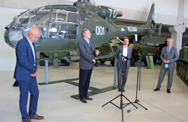 Park vojaške zgodovine sta včeraj obiskala ministra za kulturo 
Vasko Simoniti in za razvoj, strateške projekte in kohezijo Zvonko 
Černač (drugi in tretji z leve).