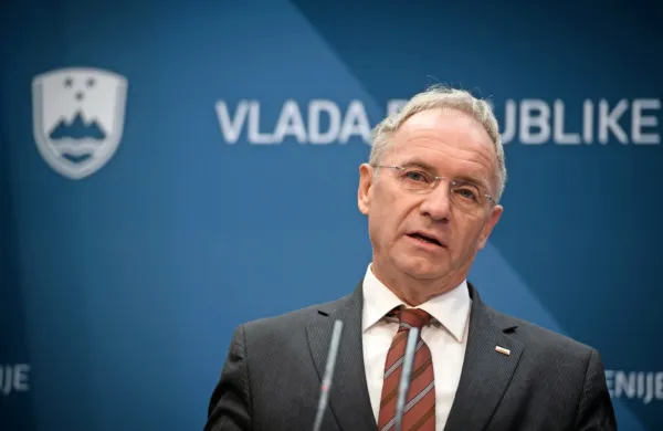 Minister Aleš Hojs pričakuje, da bo policija ob podobnih primerih 
ravnala bolj intenzivno.