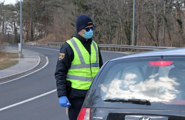 Policisti so nadzirali prepoved gibanja iz občine v občino, zaradi 
česar nekateri  tudi svojih sorodnikov niso videli več tednov. 