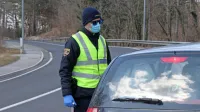 Policisti so nadzirali prepoved gibanja iz občine v občino, zaradi 
česar nekateri  tudi svojih sorodnikov niso videli več tednov. 