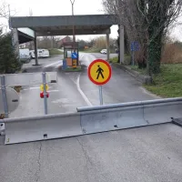 Nekaj italijanskih državljanov je ovire na nekdanjih mejnih 
prehodih  prestopilo tudi zato, da so se odpravili po nakupih 
prepovedane droge.
