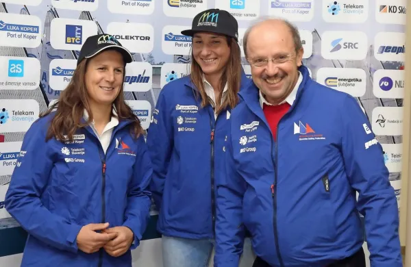 Aljoša Tomaž v družbi olimpijk iz razreda 470 Tine Mrak (levo) in 
Veronike Macarol