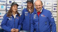 Aljoša Tomaž v družbi olimpijk iz razreda 470 Tine Mrak (levo) in 
Veronike Macarol