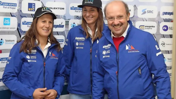 Aljoša Tomaž v družbi olimpijk iz razreda 470 Tine Mrak (levo) in 
Veronike Macarol