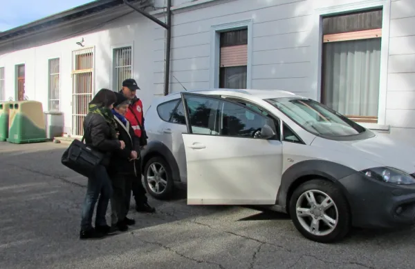 Starejše že dva tedna ponovno vozijo po nujnih opravkih, vendar
samo po enega v avtomobilu.