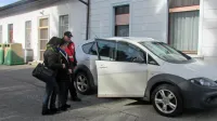  

Starejše že dva tedna ponovno vozijo  po nujnih opravkih, vendar 
samo po enega v avtomobilu.