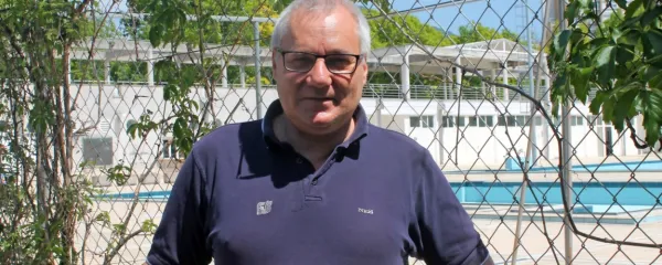 Dr. Boro Štrumbelj, predsednik Plavalne zveze Slovenije pred 
novogoriškim letnim kopališčem.
