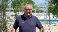 Dr. Boro Štrumbelj, predsednik Plavalne zveze Slovenije pred 
novogoriškim letnim kopališčem.