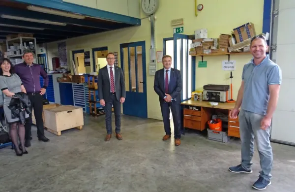 Tilen Skok (desno) je Branku Mehu in Danijelu Lampergerju 
razkazal proizvodnjo v družinskem podjetju Skok Blu. Ob njih sta 
še Jernej Bortolato in Klementina Križman.   