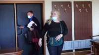 Odvetnik Franci Matoz (ob njem Nataša Fabris) je na pritožbeni seji 
opozoril, da je sodnica svakinja enega od oškodovanih etažnih 
lastnikov.