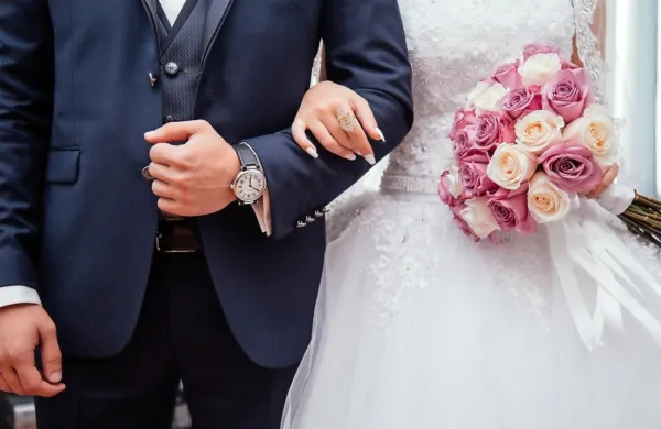 Poročna slavja v gostinskih lokalih in podobnih obratih ali na 
zasebnem zemljišču niso omejena z  odlokom, saj ne gre za 
zbiranje ljudi na javnem kraju in mestu, temveč za krog zasebnih 
povabljencev.