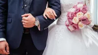 Poročna slavja v gostinskih lokalih in podobnih obratih ali na 
zasebnem zemljišču niso omejena z  odlokom, saj ne gre za 
zbiranje ljudi na javnem kraju in mestu, temveč za krog zasebnih 
povabljencev.